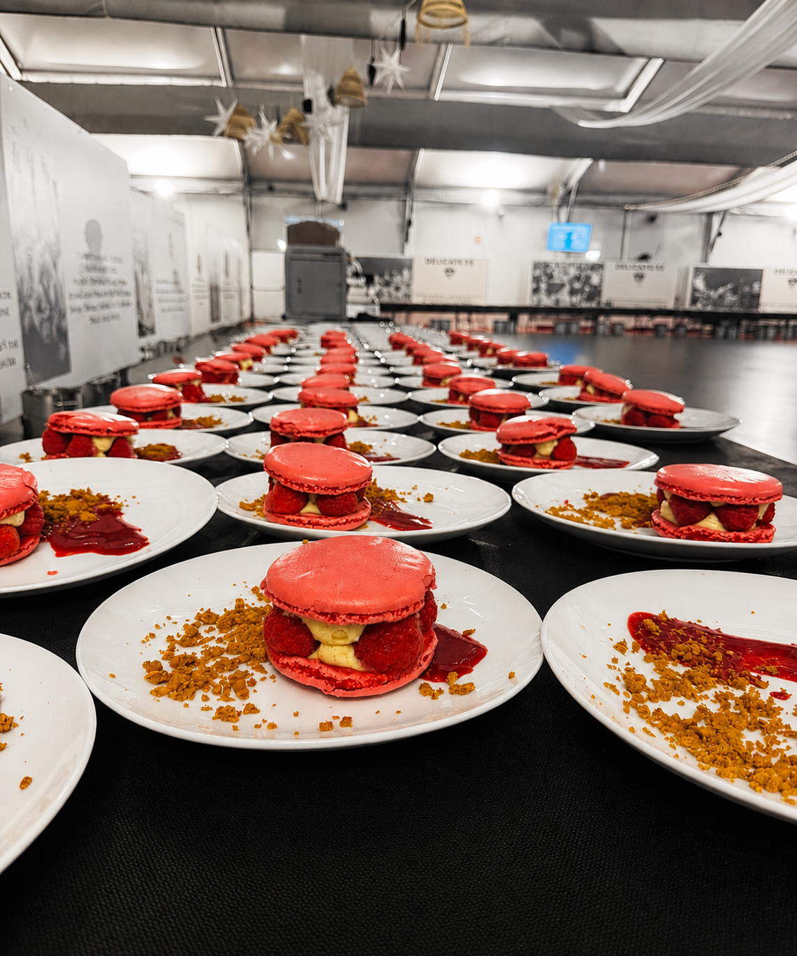 Le chef dressant une assiette gastronomique avec des fleurs comestibles